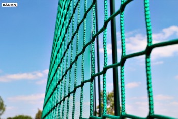 Tkanina do tenisa półprzeźroczysta wieszana no ogrodzeniu kortu tenisowego
